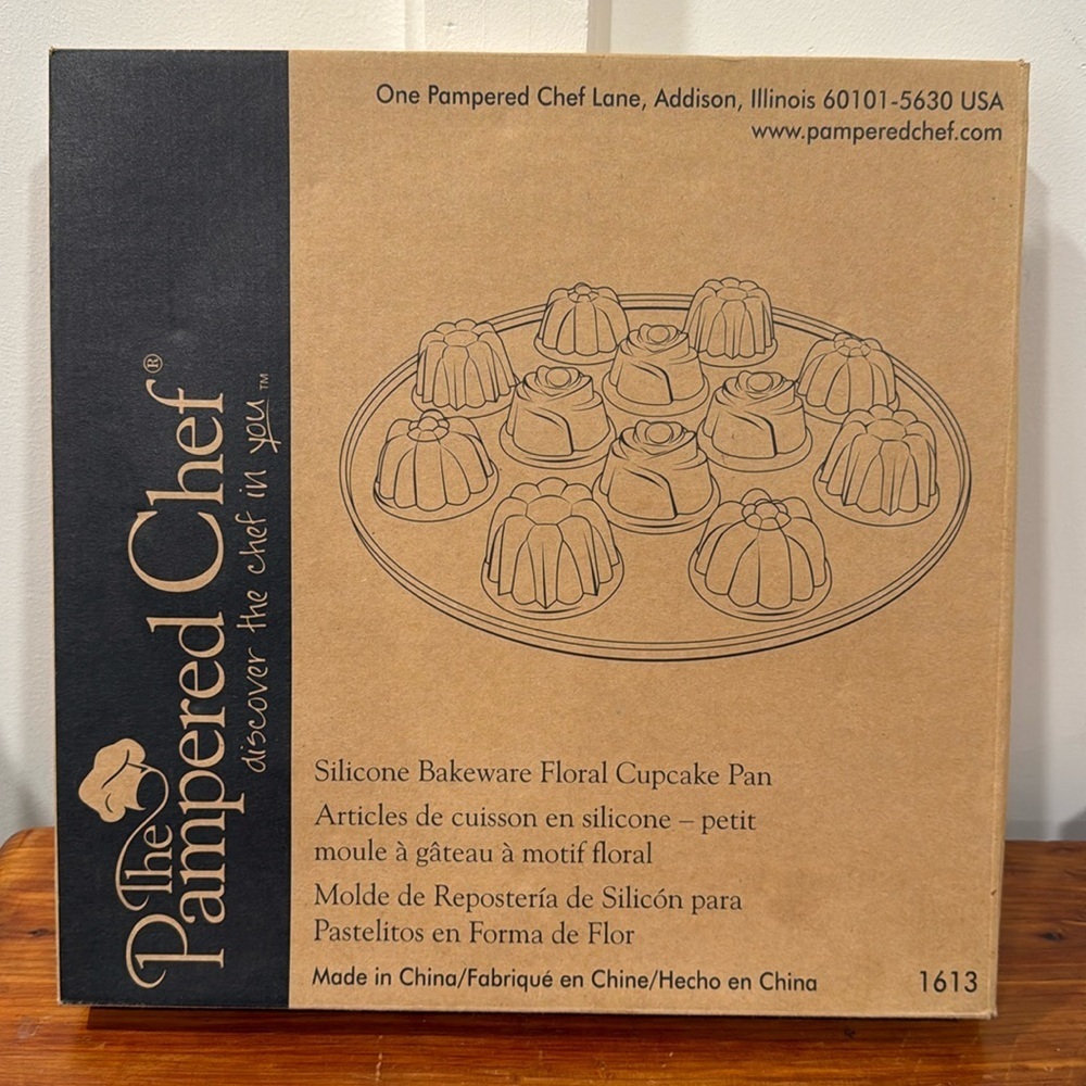 NIB The Pampered Chef Silicone Bakeware Floral Cupcake Pan